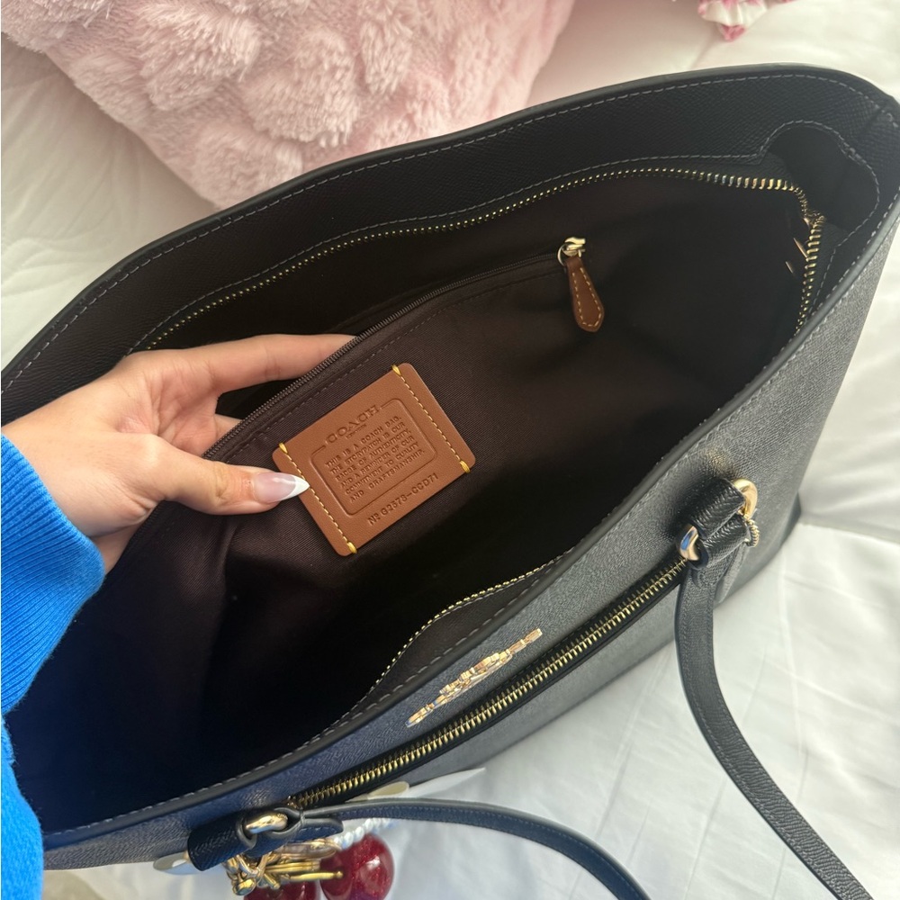 Black‎ coach, leather tote bag purse - Picture 5 of 7